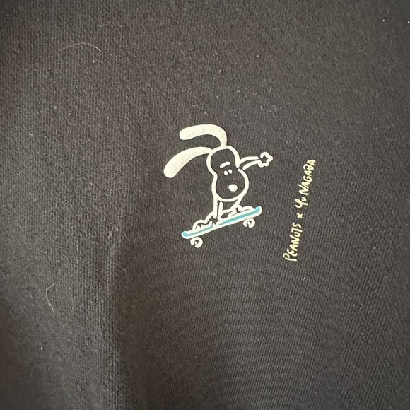 Uniqlo Snoopy PEANUTS UT Sweatshirt Hoodie - Picture 2 of 3